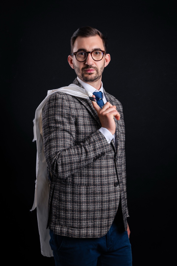 Dr. Andrei Petruț, fondatorul Academiei CBT, cu halatul pe umăr