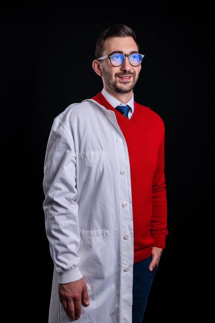 Dr. Andrei Petruț, pe jumătate în halat, pe jumătate în haine de zi