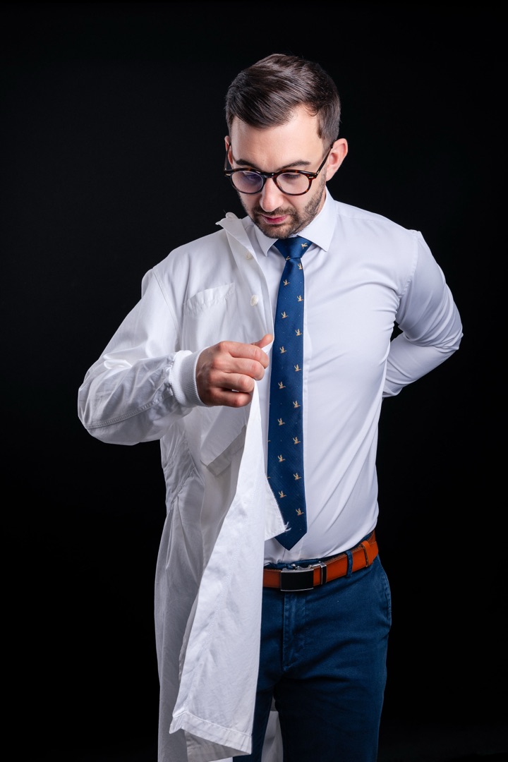 Dr. Andrei Petruț îmbrăcând halatul